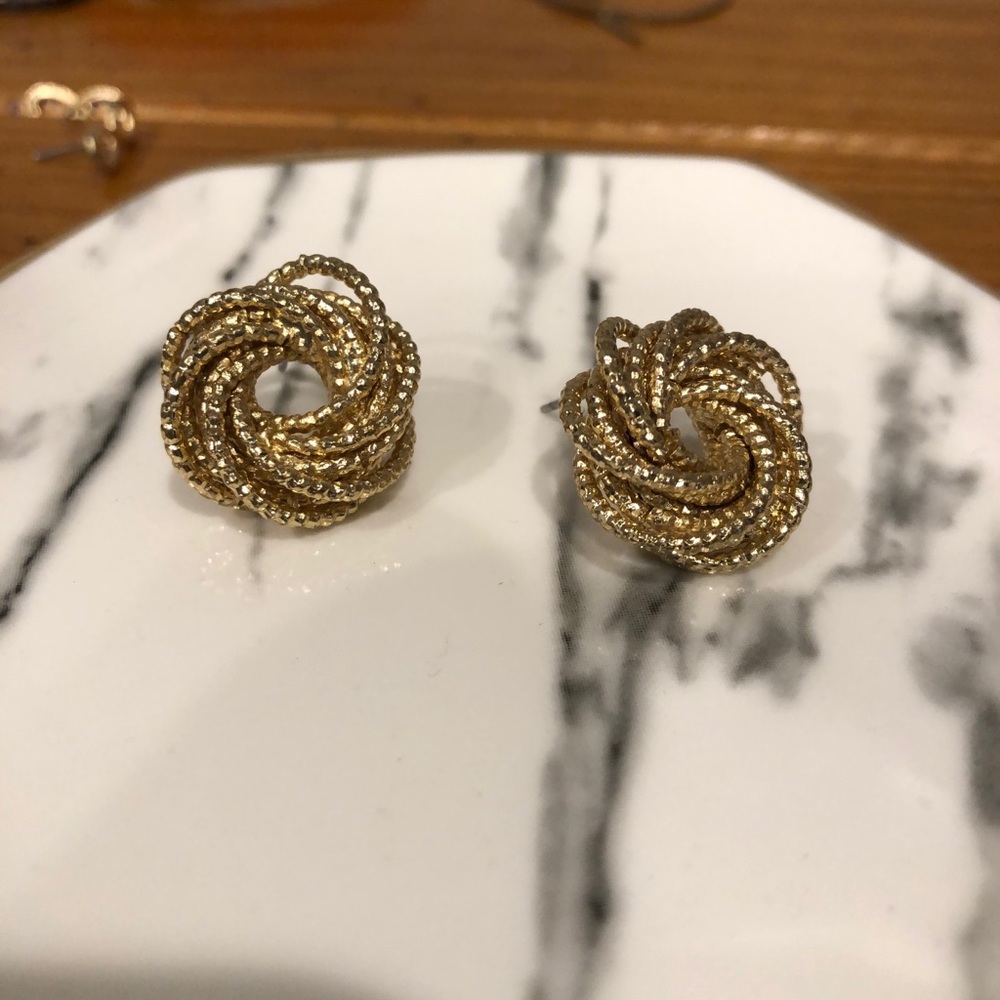 Gorgeous gold circular shaped earrings. NEVER WORN